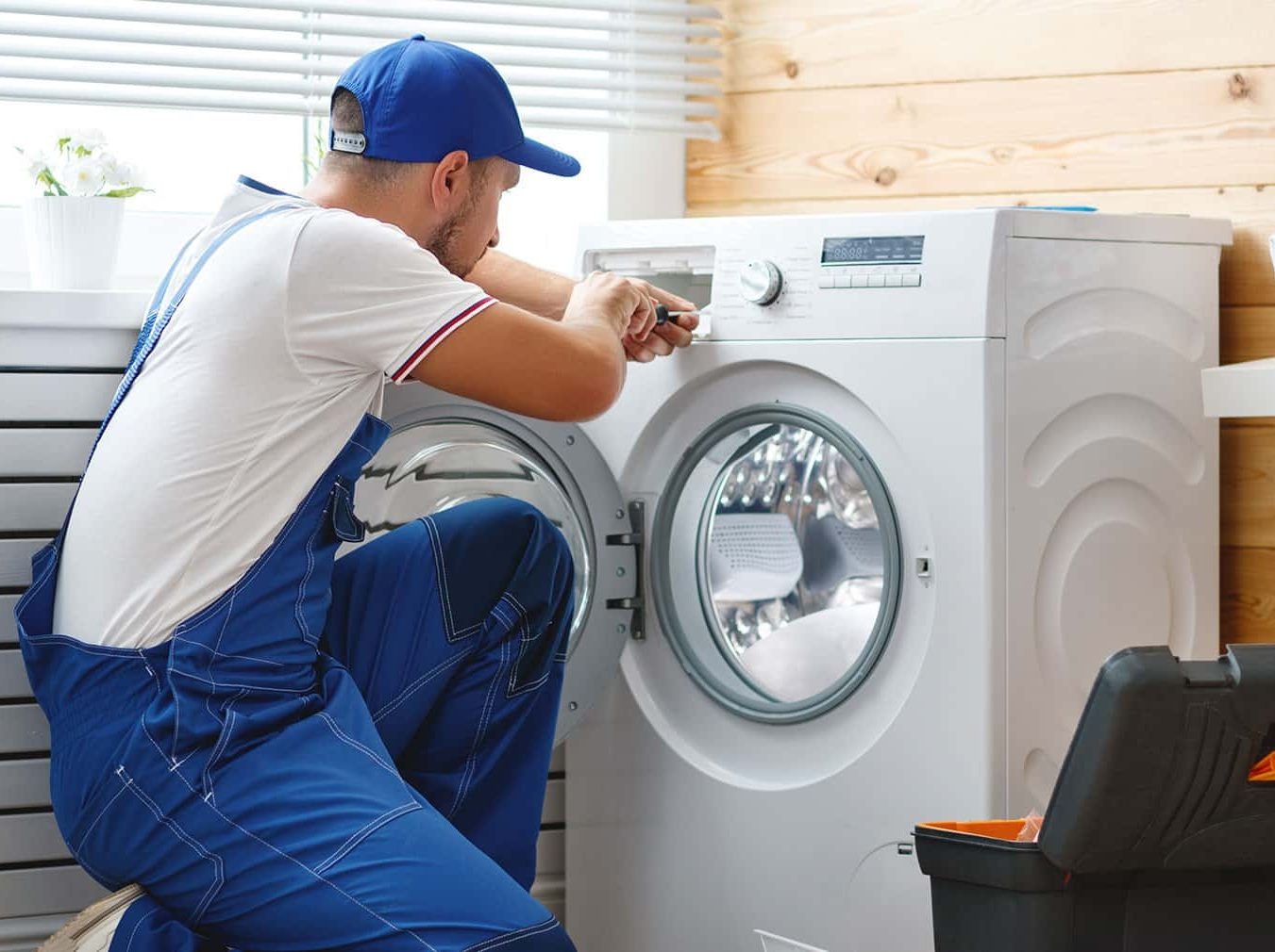 Técnico reparando electrodoméstico Siemens en Íscar